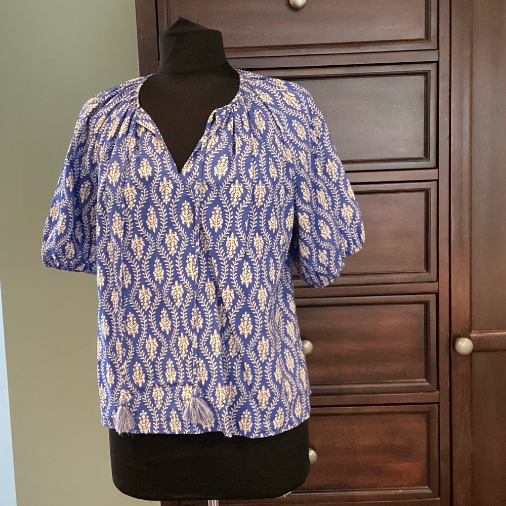 C&C California Blue and White print Cotton Pop Over Summer Shirt - like new!